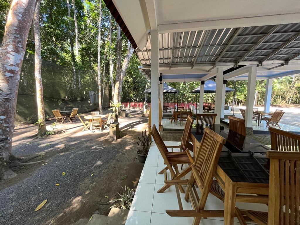 Capital O 92612 Penginapan D'Alas Purwo & Beachnearpadang Savana Sadengan Баньюванги Экстерьер фото